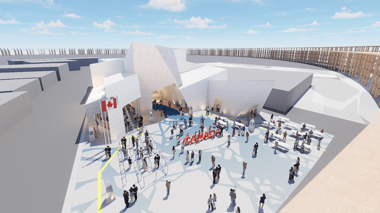 Un rendu du Pavillon du Canada. Un drapeau canadien flotte devant le côté gauche du bâtiment, des personnes marchent dans une cour qui semble glacée et d’autres entrent dans le Pavillon, qui ressemble à des fragments de glace convergents.